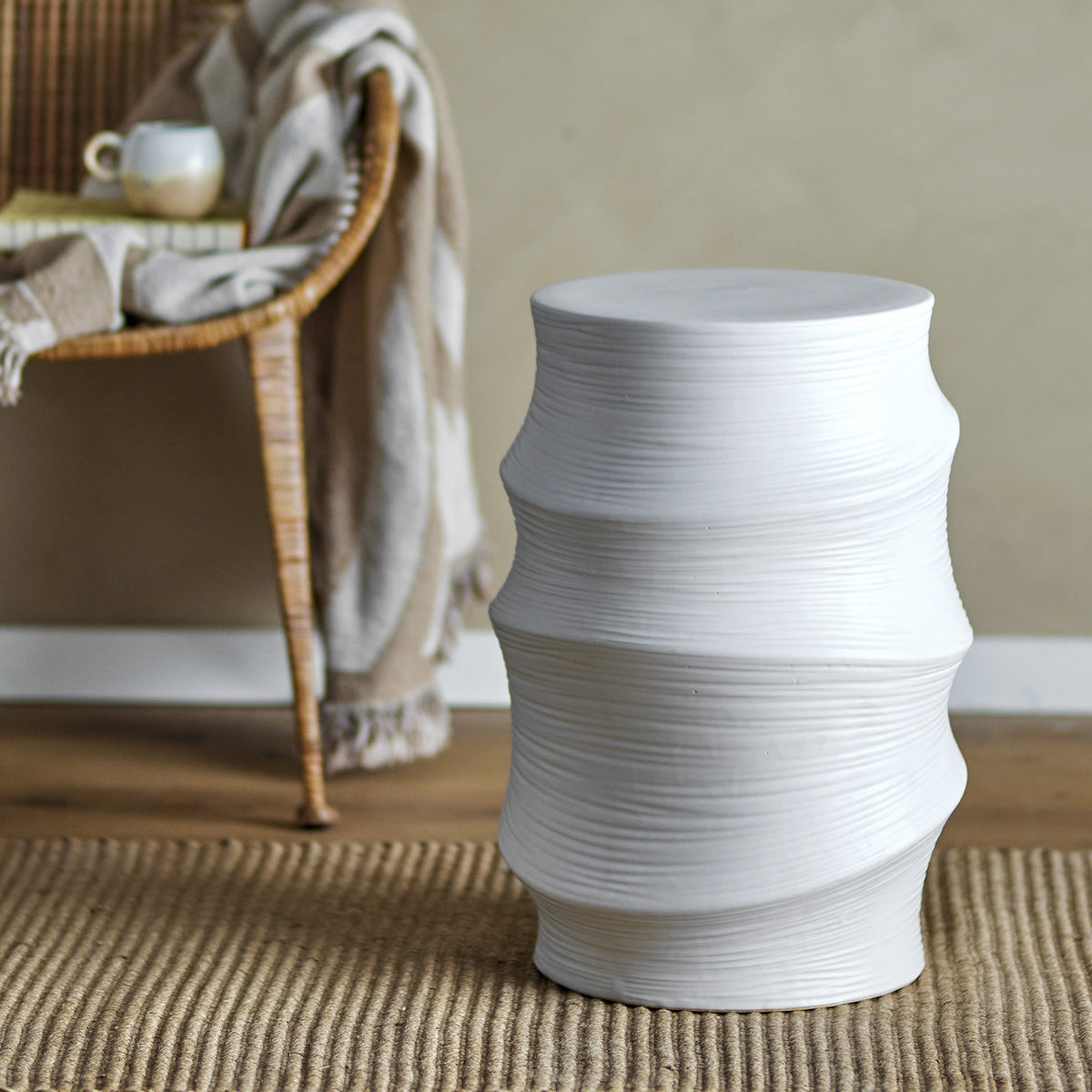 Volise tavolino scultoreo cilindrico in gres stoneware bianco - divitt.sbs